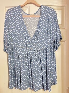 e Luna Women’s Light Blue Polka Dot Wrap-Style Blouse size 1X